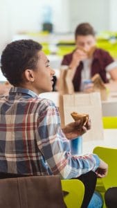 Schüler in der Mensa der Multischule