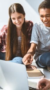 Schüler der Multischule beim miteinander Lernen
